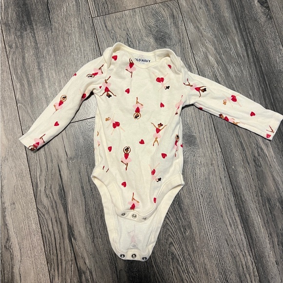 🌱🦢4 FOR $15!🦢🌱 Valentines old navy Heart and Dancer Onesie - Picture 2 of 2